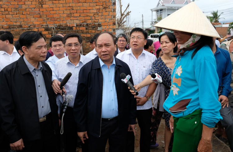 Thủ tướng thăm hỏi bà con vùng ven biển huyện Vạn Ninh, nơi vừa chịu thiệt hại nặng nề do bão số 12. Ảnh: VGP