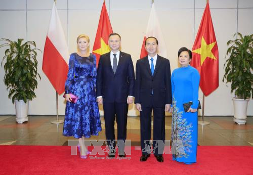 Chủ tịch nước Trần Đại Quang và Phu nhân cùng Tổng thống Cộng hòa Ba Lan Andrzej Duda và Phu nhân chụp ảnh chung tại tiệc chiêu đãi tối 28/11. Ảnh: TTXVN