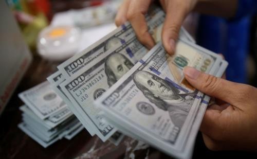 Tỷ giá USD hôm nay 1/12 tại Vietcombank tăng 5 đồng ở cả hai chiều so với hôm qua. Ảnh minh họa: Reuters