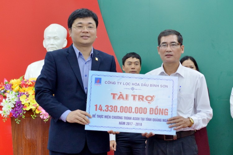 Tổng giám đốc BSR Trần Ngọc Nguyên trao bảng tượng trưng 14,33 tỷ đồng ủng hộ Chương trình ASXH tại tỉnh Quảng Ngãi năm 2017.