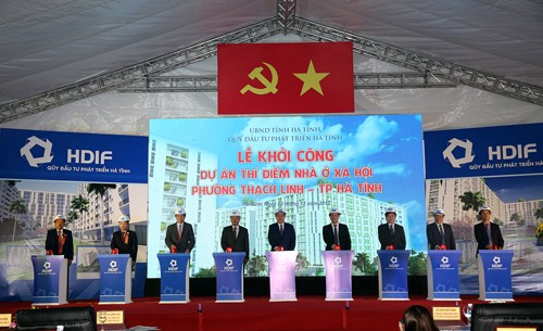 Phó Thủ tướng Vương Đình Huệ và các đại biểu tại lễ khởi công dự án nhà ở xã hội đầu tiên của Hà Tĩnh. Ảnh: VGP