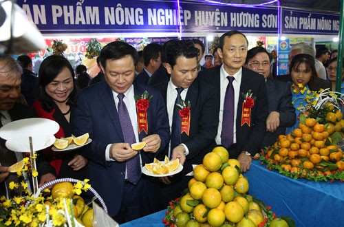 Phó Thủ tướng Vương Đình Huệ thưởng thức đặc sản cam Hà Tĩnh. Ảnh: VGP