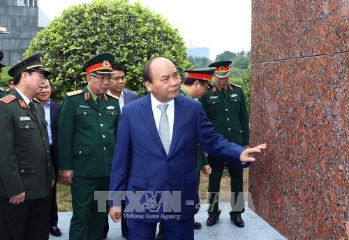 Thủ tướng Nguyễn Xuân Phúc đi kiểm tra công tác tu bổ định kỳ Lăng Chủ tịch Hồ Chí Minh. Ảnh: TTXVN