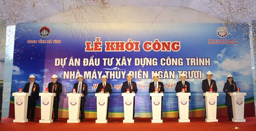 Phó Thủ tướng Vương Đình Huệ và các đại biểu nhấn nút khởi công dự án. Ảnh: VGP