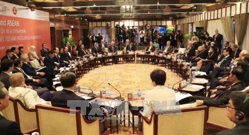 Chủ tịch nước Trần Đại Quang chủ trì Đối thoại Cấp cao không chính thức giữa Diễn đàn Hợp tác kinh tế châu Á-Thái Bình Dương (APEC) với Hiệp hội các Quốc gia Đông Nam Á (ASEAN), chiều 10/11. Ảnh: TTXVN