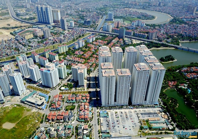 Khu đô thị kiểu mẫu Linh Đàm (Hoàng Mai, Hà Nội) bị "băm nát" bởi những tòa nhà cao tầng xây dựng mật độ dày đặc. 