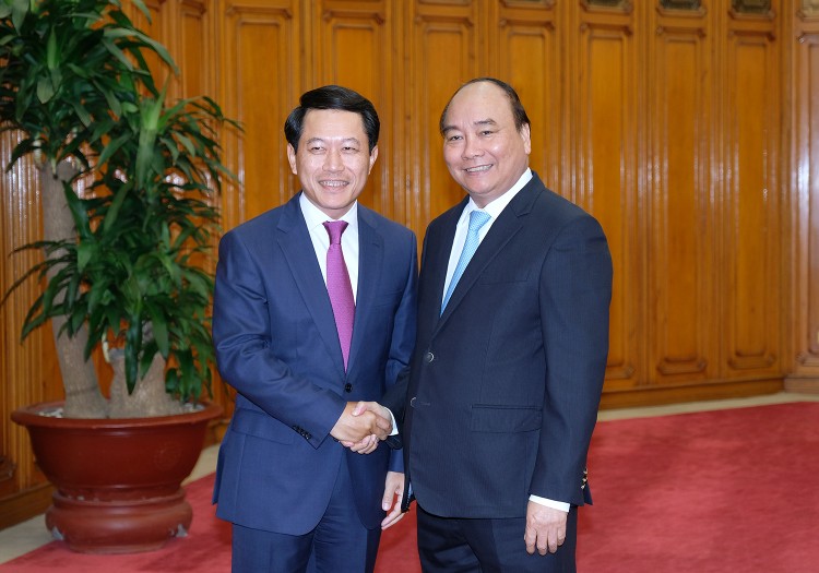 Thủ tướng Nguyễn Xuân Phúc và Bộ trưởng Bộ Ngoại giao Lào Saleumxay Kommasith. Ảnh: VGP