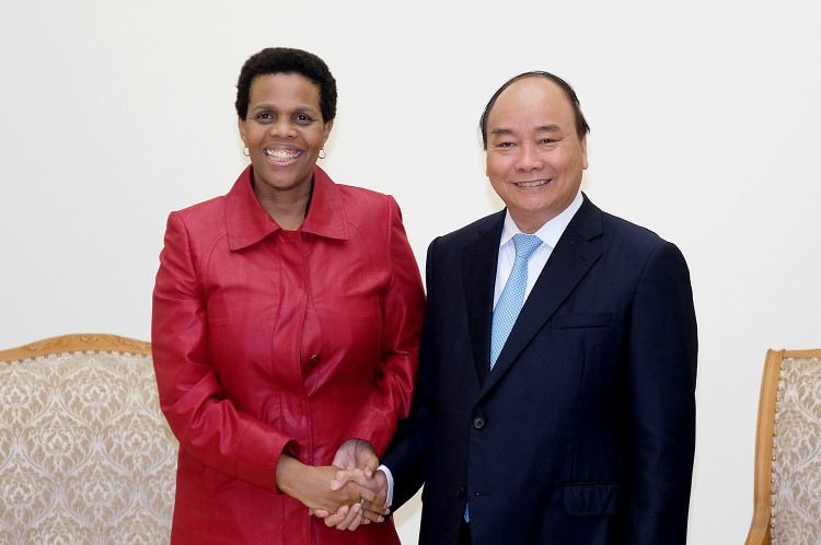 Thủ tướng Nguyễn Xuân Phúc tiếp bà Kgomotso Ruth Magau, Đại sứ Nam Phi tại Việt Nam. Ảnh: VGP