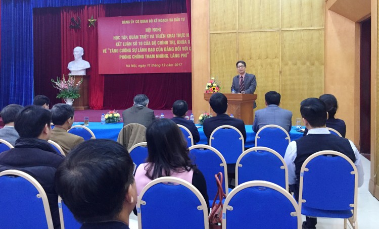 TS. Đinh Văn Minh, Viện trưởng Viện Khoa học Thanh tra-Thanh tra Chính phủ trao đổi tại hội nghị. Ảnh: Bích THảo