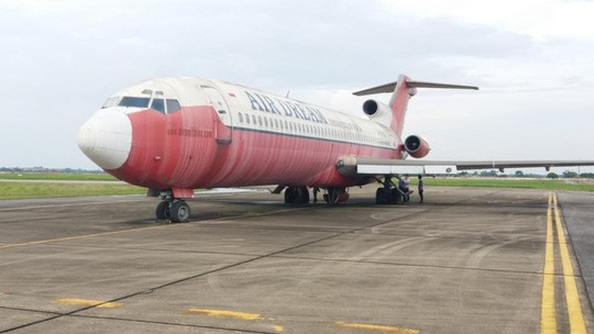 Chiếc Boeing 727 bị bỏ rơi ở Nội Bài từ năm 2007, sau nhiều lần được di chuyển hiện đang đỗ ở vị trí khẩn nguy. Ảnh: Báo Người Lao động