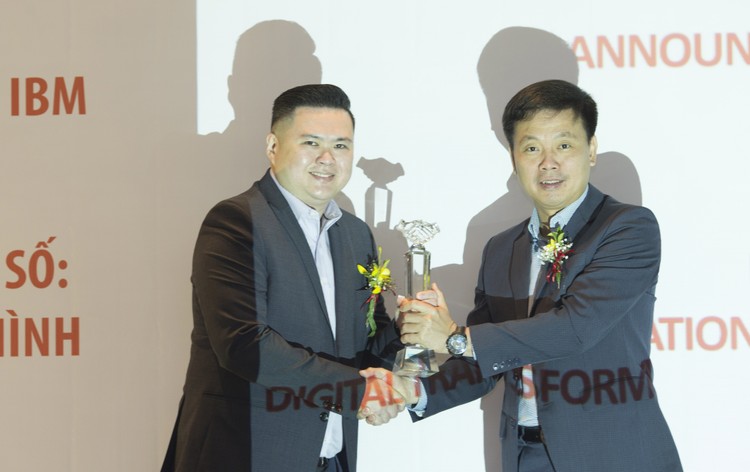 Joseph Lim - IBM Asean, Integrated Cloud Channel Leader trao chứng nhận Platinum cho ông Phạm Minh Tuấn - Ceo FPT IS 