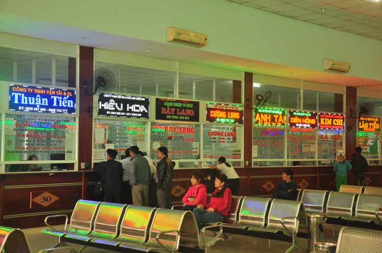 Hành khách mua vé ở bến xe Đà Nẵng