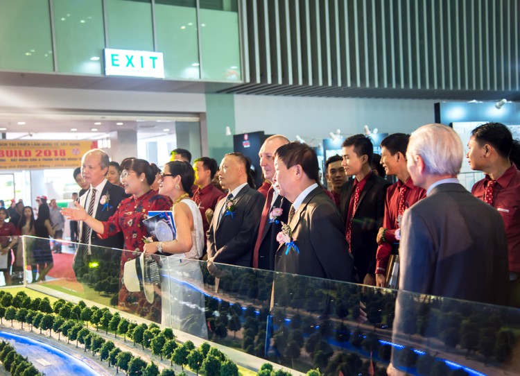Bà Lưu Thị Thanh Mẫu giới thiệu đến khách mời “căn hộ xanh chính phẩm LEED theo chuẩn khách sạn 5 sao” Diamond Lotus Riverside