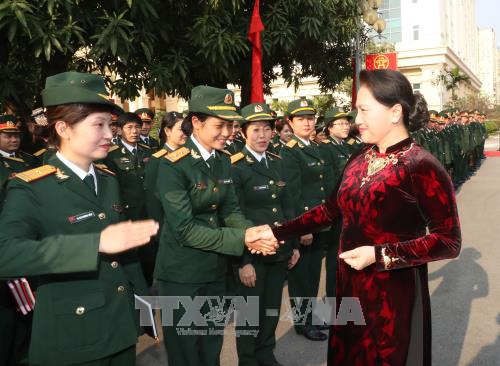 Chủ tịch Quốc hội Nguyễn Thị Kim Ngân với cán bộ, sĩ quan Bộ Tư lệnh Thủ đô Hà Nội. Ảnh: TTXVN