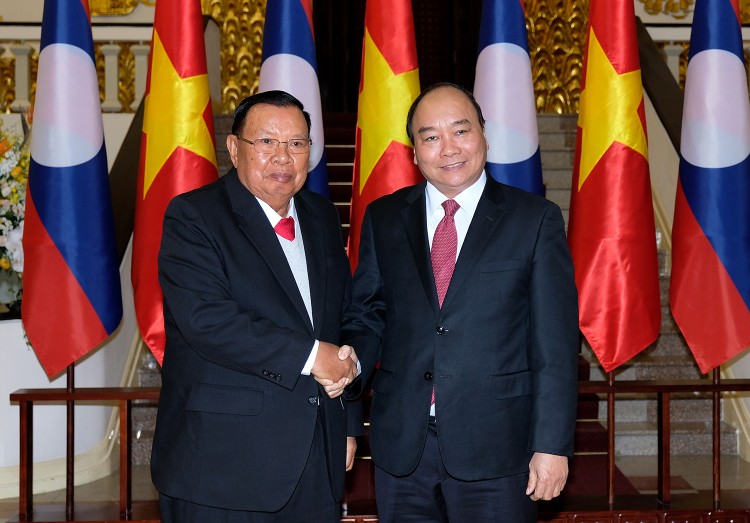 Thủ tướng Nguyễn Xuân Phúc hội kiến với Tổng Bí thư, Chủ tịch nước Lào Bounnhang Vorachit. Ảnh: VGP