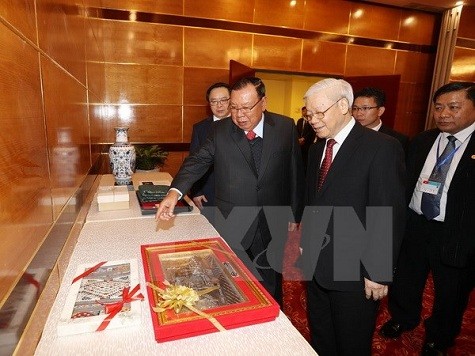 Tổng Bí thư Nguyễn Phú Trọng và Tổng Bí thư, Chủ tịch nước Lào Bounnhang Vorachith giới thiệu và trao đổi tặng phẩm.