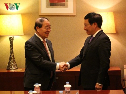 Phó Thủ tướng, Bộ trưởng Ngoại giao Phạm Bình Minh tiếp Chủ tịch Hội Hữu nghị Hàn-Việt Choi Young-joo. Ảnh: VOV