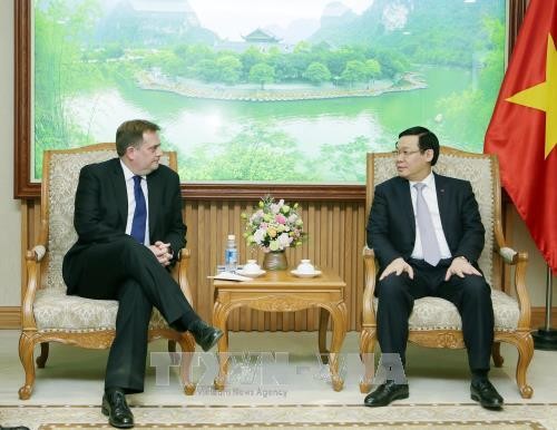 Phó Thủ tướng Chính phủ Vương Đình Huệ tiếp ông Paul Greenwood, Phó Chủ tịch Tập đoàn Exxon Mobil (Hoa Kỳ) đang thăm và làm việc tại Việt Nam. Ảnh: TTXVN