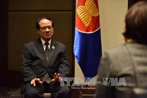 Tổng Thư ký ASEAN Lê Lương Minh tại buổi phỏng vấn báo chí ở Manila, Philippines ngày 12/11. Ảnh: THX/TTXVN