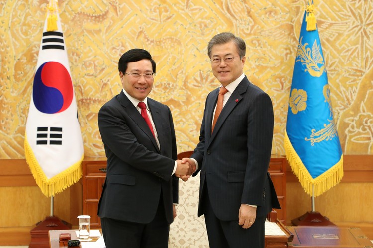 Phó Thủ tướng Phạm Bình Minh hội kiến Tổng thống Hàn Quốc Moon Jae In