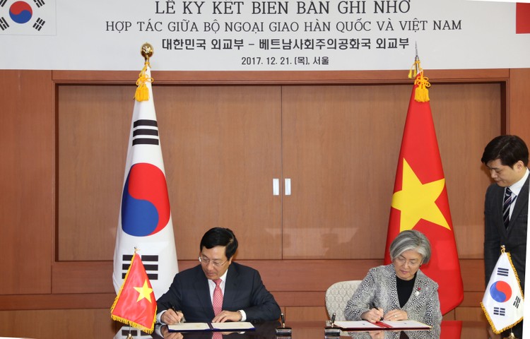 Phó Thủ tướng, Bộ trưởng Ngoại giao Phạm Bình Minh và Bộ trưởng Ngoại giao Hàn Quốc Kang Kyung Wha ký Biên bản ghi nhớ hợp tác giữa Bộ Ngoại giao hai nước