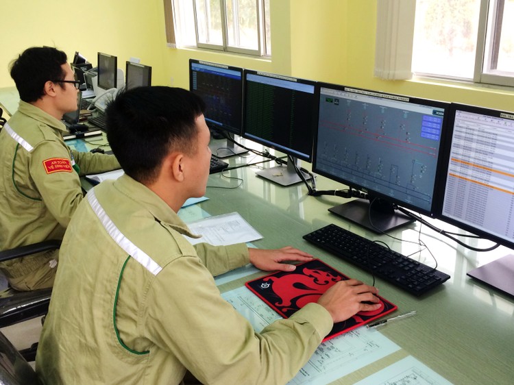 Nhân viên Trung tâm vận hành Nam Định theo dõi từ xa TBA 220kV Thái Thụy. Ảnh: VGP