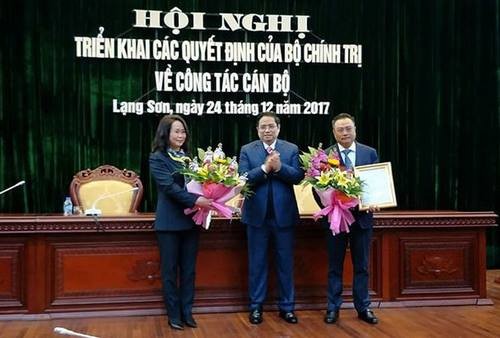 Trưởng ban Tổ chức TƯ (giữa) trao quyết định, tặng hoa cho bà Lâm Thị Phương Thanh và ông Trần Sỹ Thanh. Nguồn: dantri.com.vn