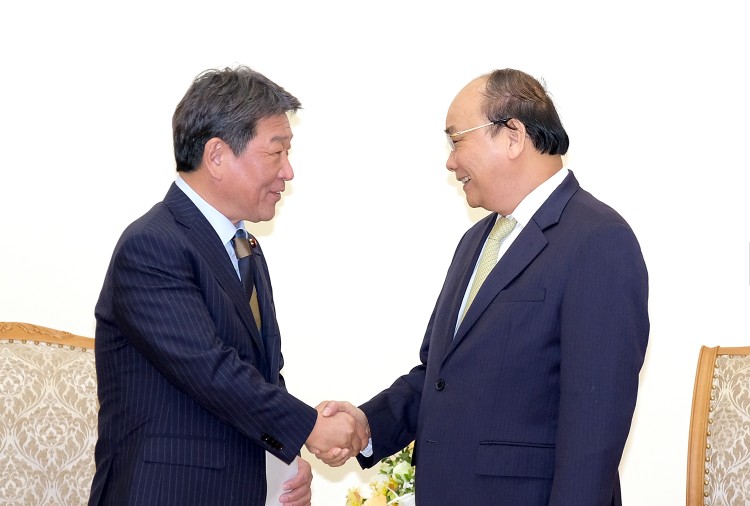 Thủ tướng Nguyễn Xuân Phúc tiếp Bộ trưởng Tái thiết kinh tế Nhật Bản Toshimitsu Motegi. Ảnh: VGP