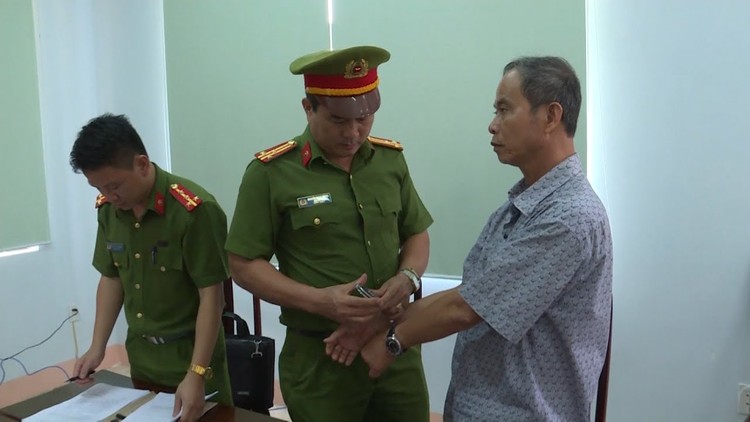 Ngày 2/8/2017, Công an tỉnh Đắk Lắk đã khởi tố bị can, bắt ông Ngô Quốc Vinh (56 tuổi) nguyên Giám đốc Agribank Krông Bông. Ảnh Internet