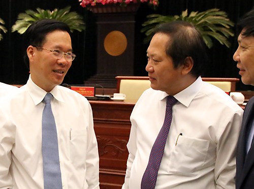 Trưởng Ban Tuyên giáo Trung ương Võ Văn Thưởng trao đổi với Bộ trưởng Trương Minh Tuấn bên lề hội nghị.
