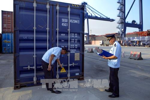 Hải quan kiểm tra niêm phong container hàng hóa xuất nhập khẩu. Ảnh minh họa: TTXVN.
