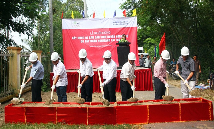 Lễ khởi công xây dựng 07 cầu dân sinh  tại huyện Hồng Ngự, tỉnh Đồng Tháp ngày 28/10/2017.
