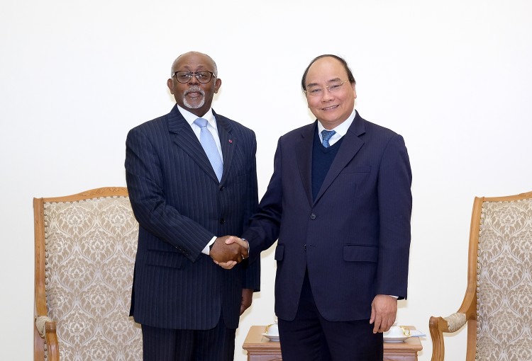 Thủ tướng Nguyễn Xuân Phúc tiếp Bộ trưởng Ngoại giao Cộng hòa Cameroon Lejeune Mbela Mbela. Ảnh: VGP