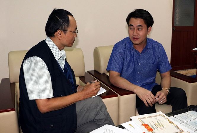 Ông Huỳnh Thanh Phong, Giám đốc Sở Công Thương Hậu Giang (phải) trả lời phỏng vấn phóng viên TTXVN. Ảnh: TTXVN.