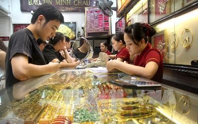 Người dân đến cửa hàng vàng Bảo Tín - Minh Châu trên phố Trần Nhân Tông - Hà Nội để mua bán vàng. Ảnh: TTXVN