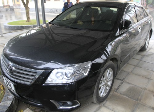 Chiếc ôtô cá nhân của Chủ tịch UBND huyện Quốc Oai được tìm thấy tại một bãi gửi xe. 