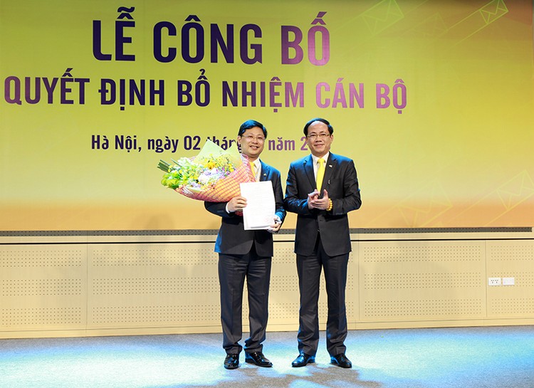 Ông Phạm Anh Tuấn,Chủ tịch Hội đồng thành viên trao quyết định bổ nhiệm Tổng giám đốc Tổng công ty Bưu điện Việt Nam cho ông Chu Quang Hào. Ảnh Internet