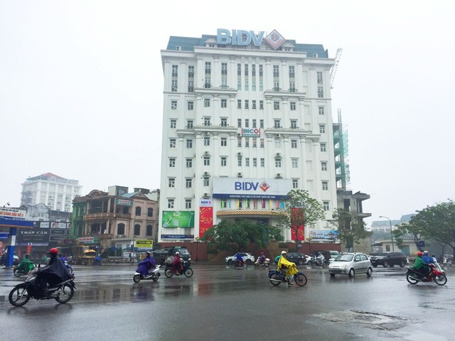 Nhóm đối tượng người Đài Loan và Việt Nam đang rút tiền hơn 355 triệu đồng tại Ngân hàng BIDV Chi nhánh Thừa Thiên Huế đường Hùng Vương thì bị công an bắt giữ