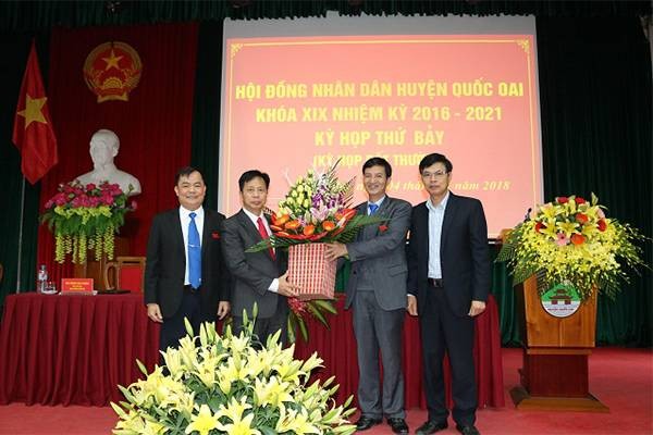 Các lãnh đạo Ban tổ chức Thành ủy, lãnh đạo huyện tặng hoa chúc mừng ông Phùng Văn Dũng - Chủ tịch HĐND huyện