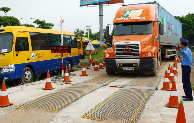 Năm 2017, các trạm kiểm tra trọng tải xe  và Thanh tra các Sở GTVT đã tiến hành kiểm tra 277.717 xe. Ảnh: Tường Lâm