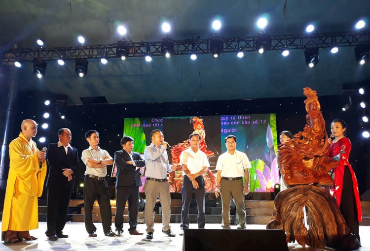Ông Đoàn Ngọc Phương Vy, Phó Tổng giám đốc Kinh doanh Tiếp thị Việt Úc Group tham gia đấu giá bức Tượng Quan Âm được tạc từ gỗ dâu.