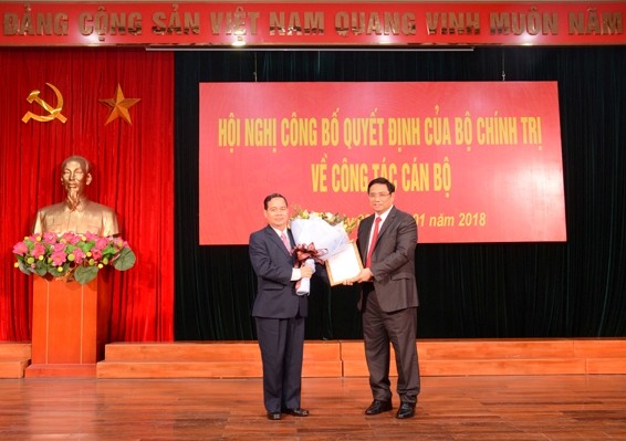 Đồng chí Phạm Minh Chính trao Quyết định và chúc mừng đồng chí Điểu K'Ré