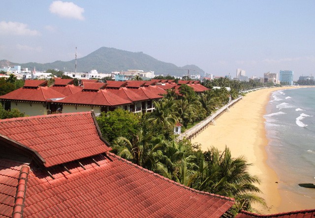 Resort Hoàng Gia Quy Nhơn tọa lạc trên khu đất có diện tích hàng chục nghìn mét vuông nằm dọc theo bờ biển trung tâm TP Quy Nhơn (Bình Định), được xem là khu "đất vàng".