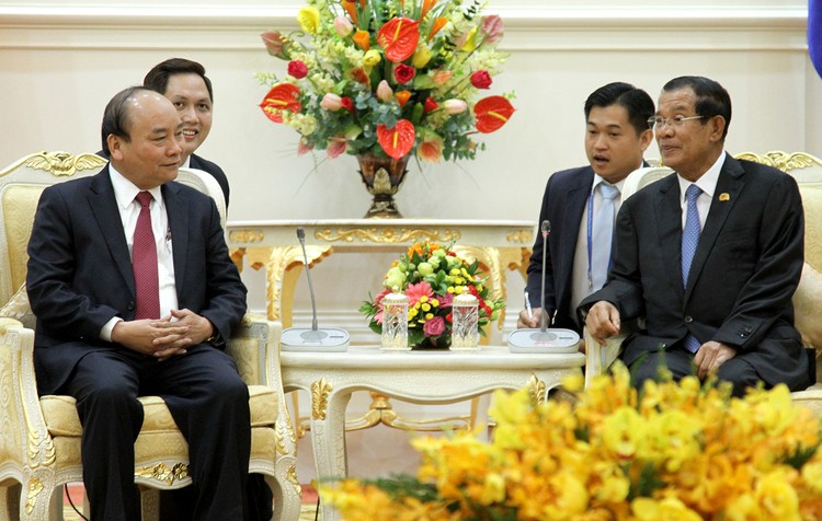 Thủ tướng Nguyễn Xuân Phúc và Thủ tướng Campuchia Samdech Techo Hun Sen trong buổi làm việc. Ảnh: VGP