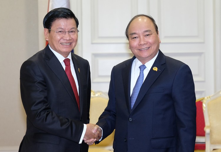 Thủ tướng Chính phủ Nguyễn Xuân Phúc gặp song phương với Thủ tướng Lào Thoongloun Sisoulith bên lề MLC.Ảnh: VGP