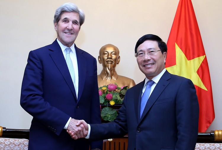 Phó Thủ tướng, Bộ trưởng Bộ Ngoại giao Phạm Bình Minh tiếp ông John Kerry, cựu Ngoại trưởng Hoa Kỳ. Ảnh: VGP