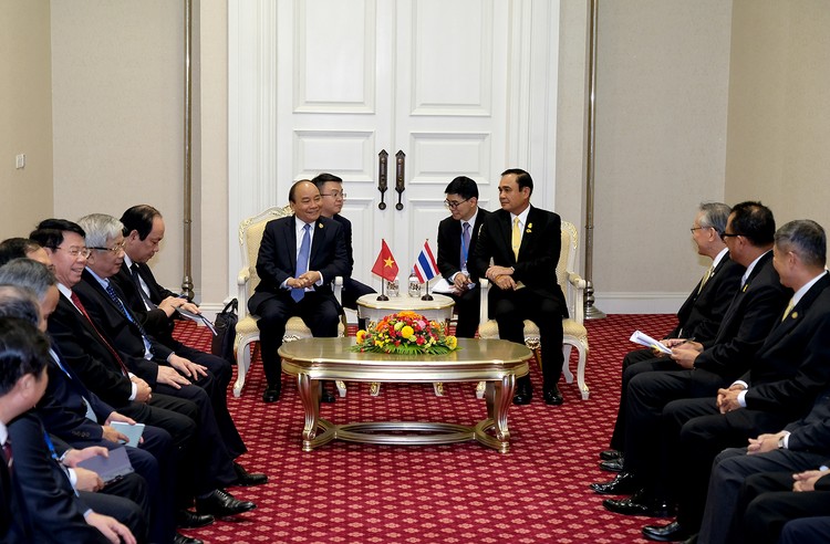Toàn cảnh cuộc gặp giữa Thủ tướng Nguyễn Xuân Phúc và Thủ tướng Thái Lan Prayuth Chan-ocha. Ảnh: VGP