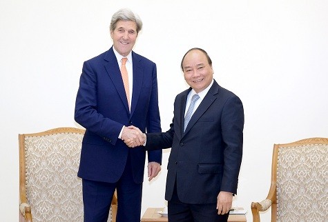 Thủ tướng Nguyễn Xuân Phúc và cựu Ngoại trưởng Hoa Kỳ John Kerry. Ảnh: VGP