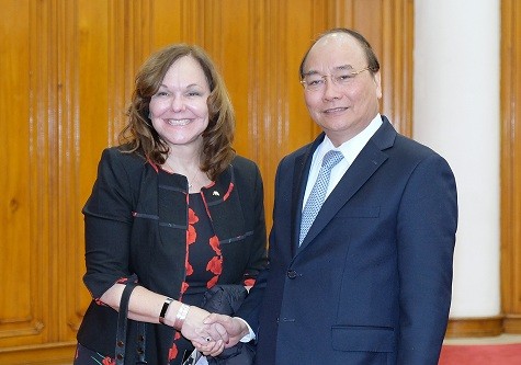 Thủ tướng Nguyễn Xuân Phúc và bà Hilarie Bass, Chủ tịch Hội Luật sư Hoa Kỳ. Ảnh: VGP