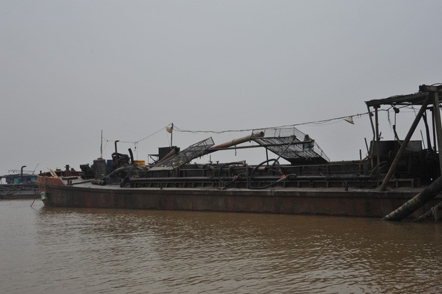 4 tàu "cát tặc" bị bắt quả tang trên sông Hồng
